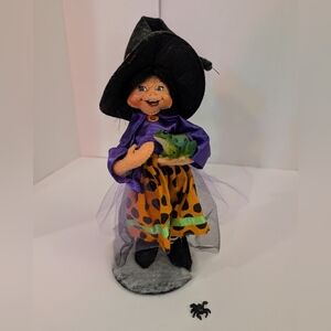Annalee 2010 75th Anniversary Halloween Witch Figurine with Frog - 10.5"